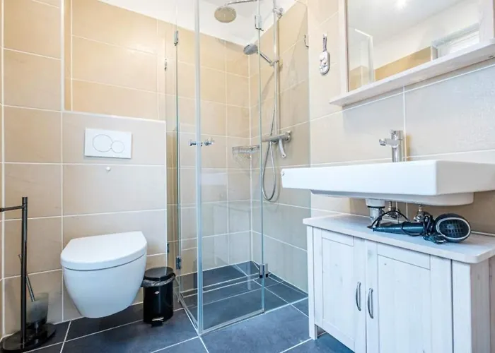 2 Seasons, High Five Apartment